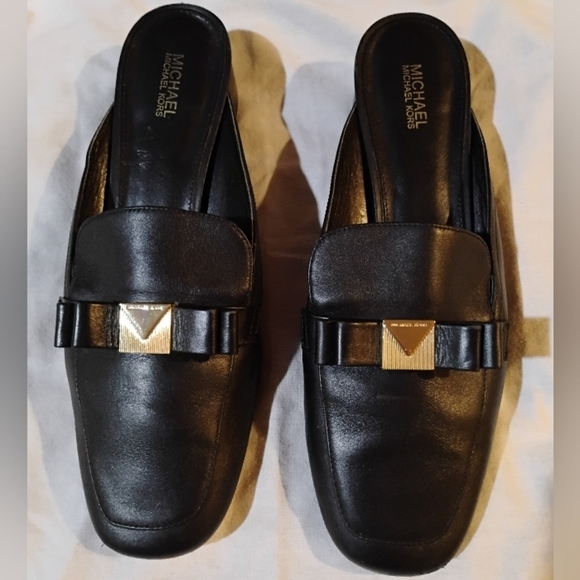 Michael Kors Size 8.5m Black Leather Flats with Gold Accent - Picture 1 of 16